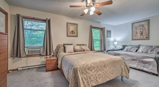 Pocono Lake Home w/ Game Room, Fire Pit & Hot Tub, Забронировать Дом для отпуска Виллы Поконо-Лейк, Вилла