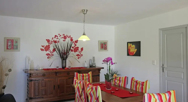 Detached Villa With Private Pool and Beautiful Garden, 25km From sea and Beach, Забронировать Вилла Отели Hautes-Alpes с парковкой, Парковка