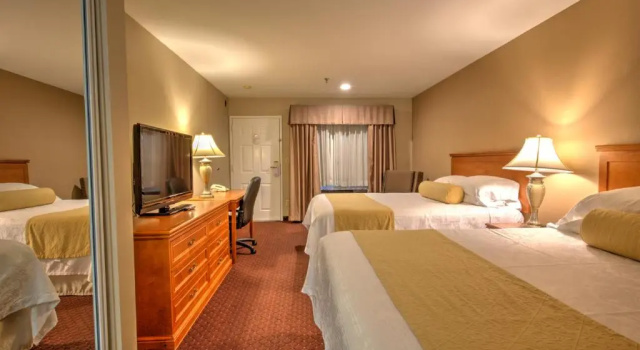 Четырёхместный номер Standard Burbank Inn and Suites