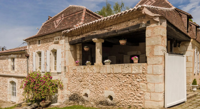 Ritzy Mansion in Sourzac with Tennis Court, Rezerwuj Hotel Sourzac White Perigord