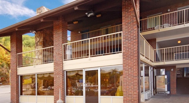Wild Bear Inn, Забронировать Отель Отели Great Smoky Mountains National Park с завтраком, Завтраки