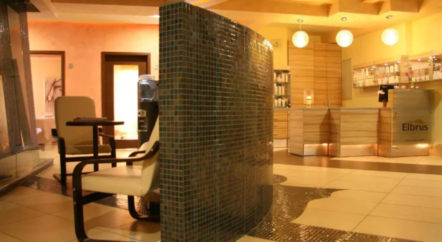 Hotel Elbrus Spa & Wellness, Забронировать Курортный отель Отели Щирк с бассейном, Бассейн