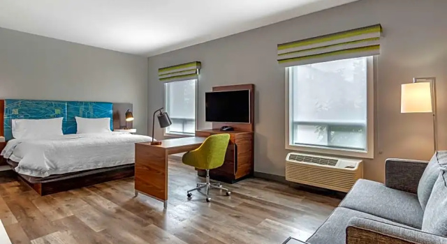 Четырёхместный люкс Hampton Inn & Suites Edmonton/West