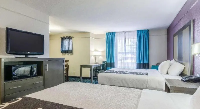 Четырёхместный номер Executive La Quinta by Wyndham Kansas City Airport