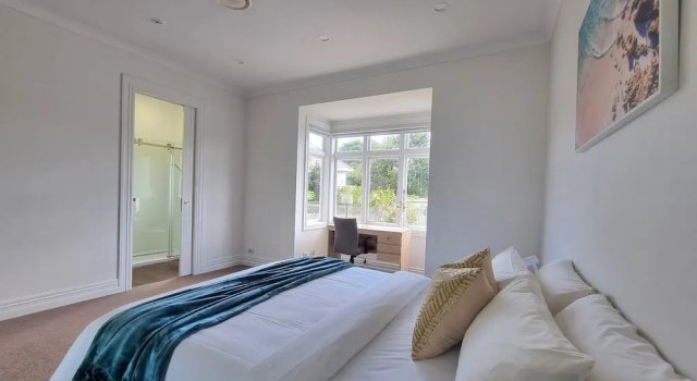 Cheerful 5 - Bedroom Home - Free Parking