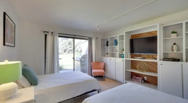 Pet-friendly Stay w/ Patio in Palm Desert Resort!, Забронировать Апартаменты/квартира Отели Палм-Дезерт с парковкой, Парковка