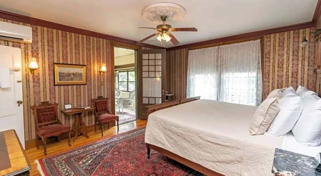 Двухместный люкс с балконом Saratoga Dreams B&B
