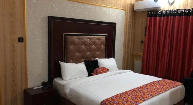 Adore Hotels LTD, Rezerwuj Hotel Hotele w Owerri z Parkingiem, Parking