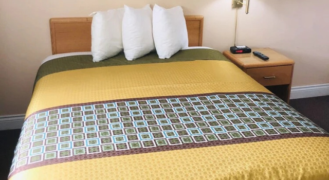 Люкс Standard с 2 комнатами Perth Plaza Inn & Suites