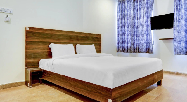 OYO Flagship 83265 Hotel R Square, Забронировать Отель Отели Варангал с парковкой, Парковка