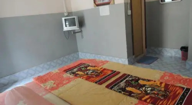 Koeu Chey Chum Neas Guesthouse, Забронировать Отель Неак Лоунг 