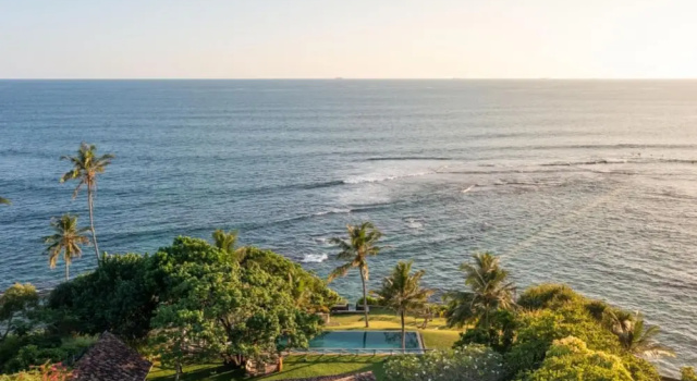 Elevated Family Beach Villa Overlooking Surf Break, Забронировать Вилла Отели Округа Галле с парковкой, Парковка