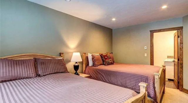 Ski-in Condo Steps From Downtown!! + Free Parking!, Забронировать Отель Отели Брекенридж с парковкой, рядом с Camelback Platter, Парковка