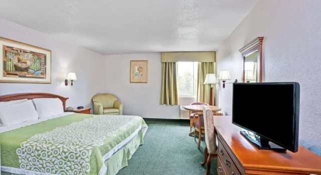 Номер Standard Days Inn & Suites by Wyndham Fullerton
