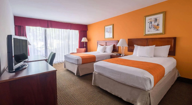 Четырёхместный номер Howard Johnson by Wyndham Fullerton/Anaheim Conference Cntr