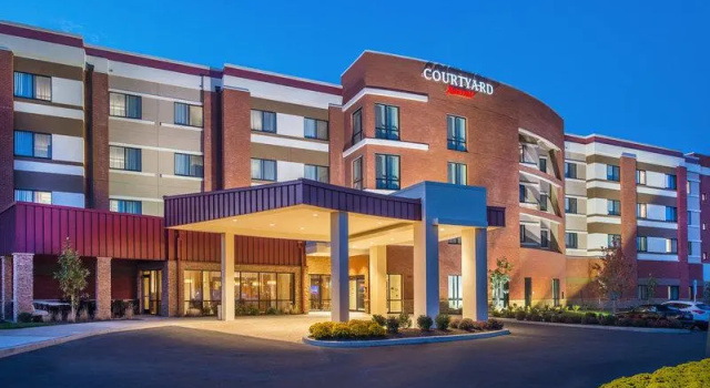 Кровать в общем номере Courtyard by Marriott Shippensburg