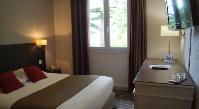 Номер Comfort с видом на сад Logis Hôtels- Hôtel et Restaurant Domaine de Fompeyre
