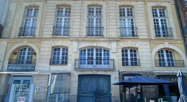 Beau studio cosy calme en face du port sur le quai