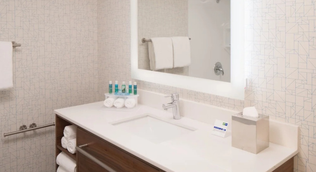 Люкс c 1 комнатой Holiday Inn Express & Suites Springfield by IHG