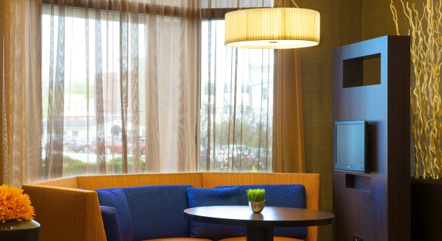 Courtyard by Marriott Bloomington, Забронировать Отель Блумингтон Индиана