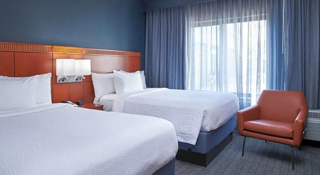 Четырёхместный люкс c 1 комнатой Courtyard Chicago Highland Park/Northbrook