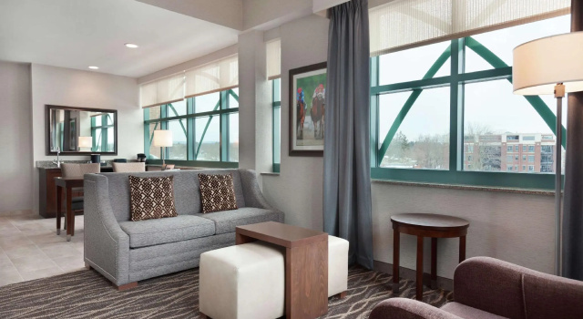 Четырёхместный люкс Embassy Suites Saratoga Springs