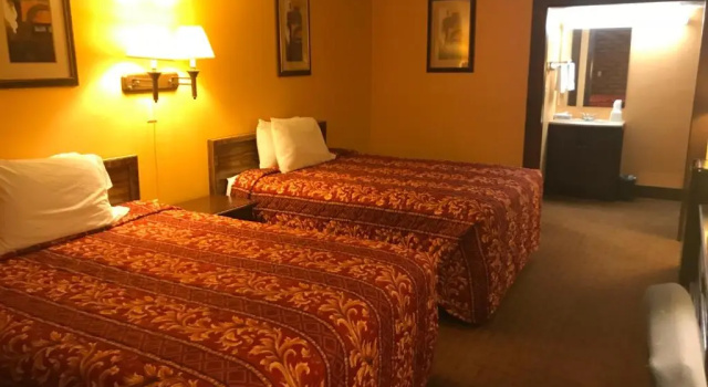Четырёхместный номер Standard Carthage Inn
