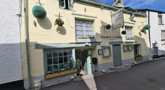 Noughts & crosses, Забронировать Отель Полперро Корнуолл, рядом с Макет деревни Полперро