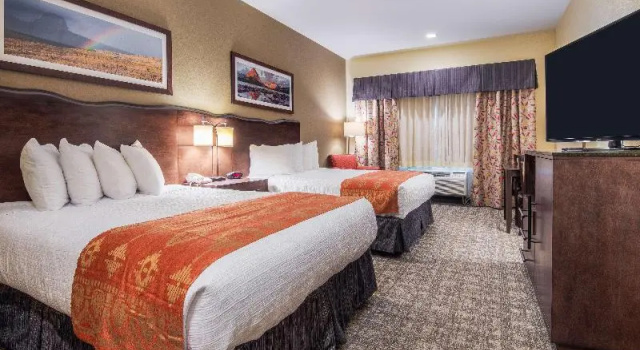 Четырёхместный номер Standard с балконом Best Western Rocky Mountain Lodge