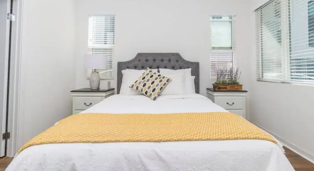 Central Location Cozy Private Bedroom w Bathroom, Book Lejlighed Irvine Orange