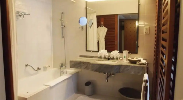 Номер Economy с балконом Lanka Princess All Inclusive Hotel