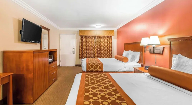 Четырёхместный номер Standard с балконом Rodeway Inn & Suites Canyon Lake-Menifee West