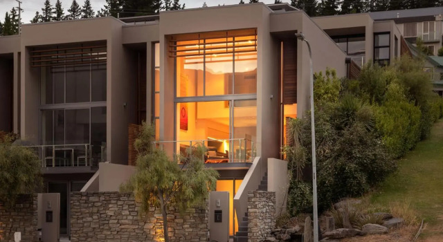 Lake Edge - Sleeps 6 - Centrally Located - Lake & Mountain Views, 예약 호텔 와나카 Treble Cone Ski Area