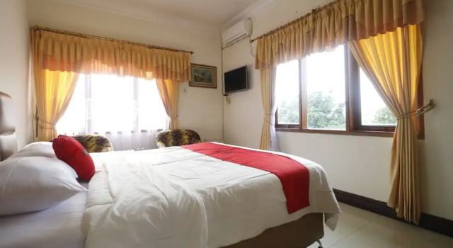 Deluxe phòng RedDoorz @ Cibogo Puncak Bogor