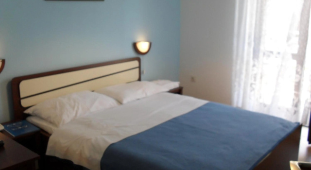 Biser, Boek Hotel Pag Pag