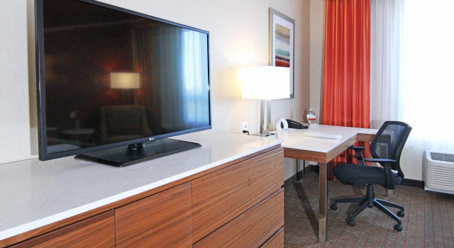 Четырёхместный номер Standard Holiday Inn Express and Suites Calgary University by IHG