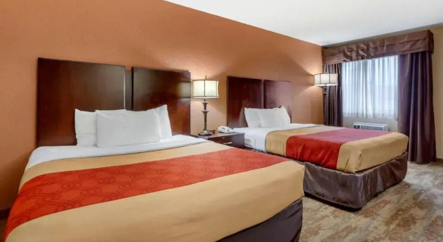 Четырёхместный номер Deluxe Econo Lodge Black Hills