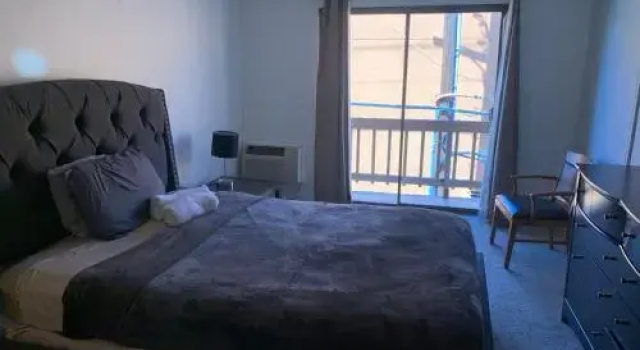 Large Hotel Suite with walk in closet- C18, Забронировать Отель Отели Большого Лос-Анджелеса с парковкой, Парковка