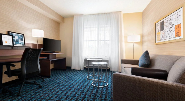 Fairfield Inn & Suites by Marriott Charlottesville Downtown/University Area, Забронировать Отель Отели Шарлотсвилл с бассейном, рядом с Elson Student Health Center, Бассейн