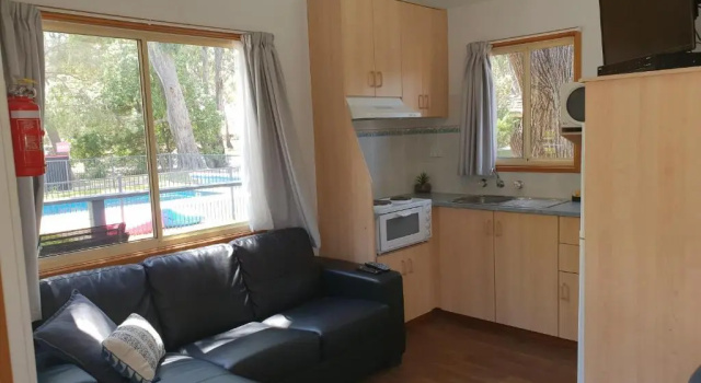 Семейный номер Standard с видом на бассейн Euroa Caravan Park