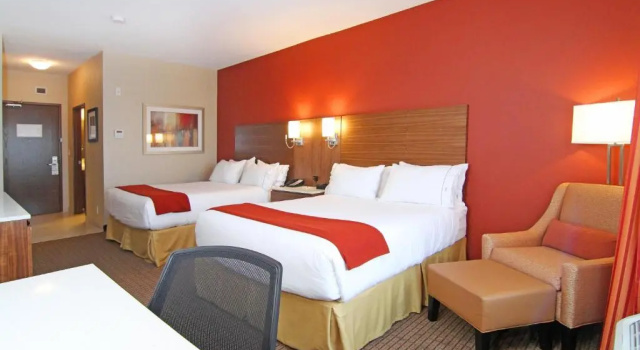 Четырёхместный номер Standard Holiday Inn Express and Suites Calgary University by IHG