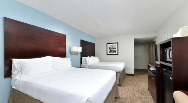 Четырёхместный номер Standard Holiday Inn Express Hotel & Suites Tampa-Rocky Point Island by IHG