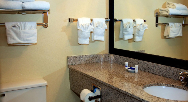 Двухместный номер Standard AmericInn by Wyndham Woodstock IL