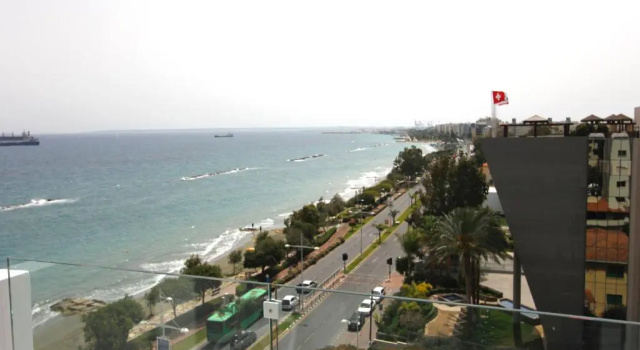 Апартаменты The White Pearl Suite - beach front city centre with sea view.