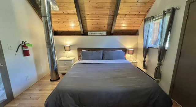 Номер Standard Otter Chalet On Fish Lake 4 Bedroom Home by NW Comfy Cabins by RedAwning