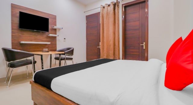Capital O 79052 Hotel Crystal Empire