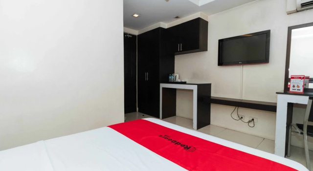RedDoorz near Quezon City Circle, Забронировать Отель Отели Столичного региона 3 звезды, 3*