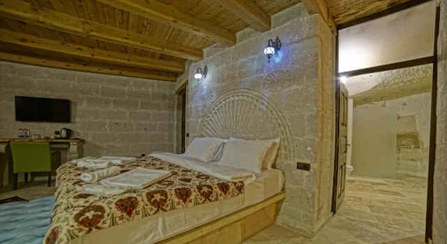Трёхместный номер Standard Cave с балконом Zeus Cave Suites
