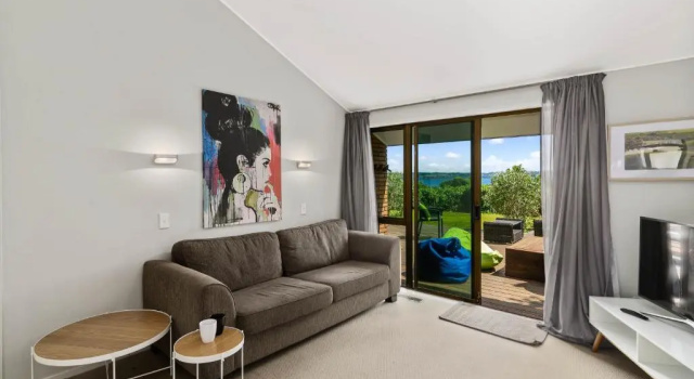 Коттедж The Bird House - Kawaha Point, Rotorua. Stylish six bedroom home with space, views and relaxed atmosphere