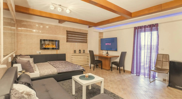 Wellness studio! Finnish sauna, Whirlpool, Gym & more!, Забронировать Отель Отели Праги с парковкой, рядом с Йинонице, Парковка